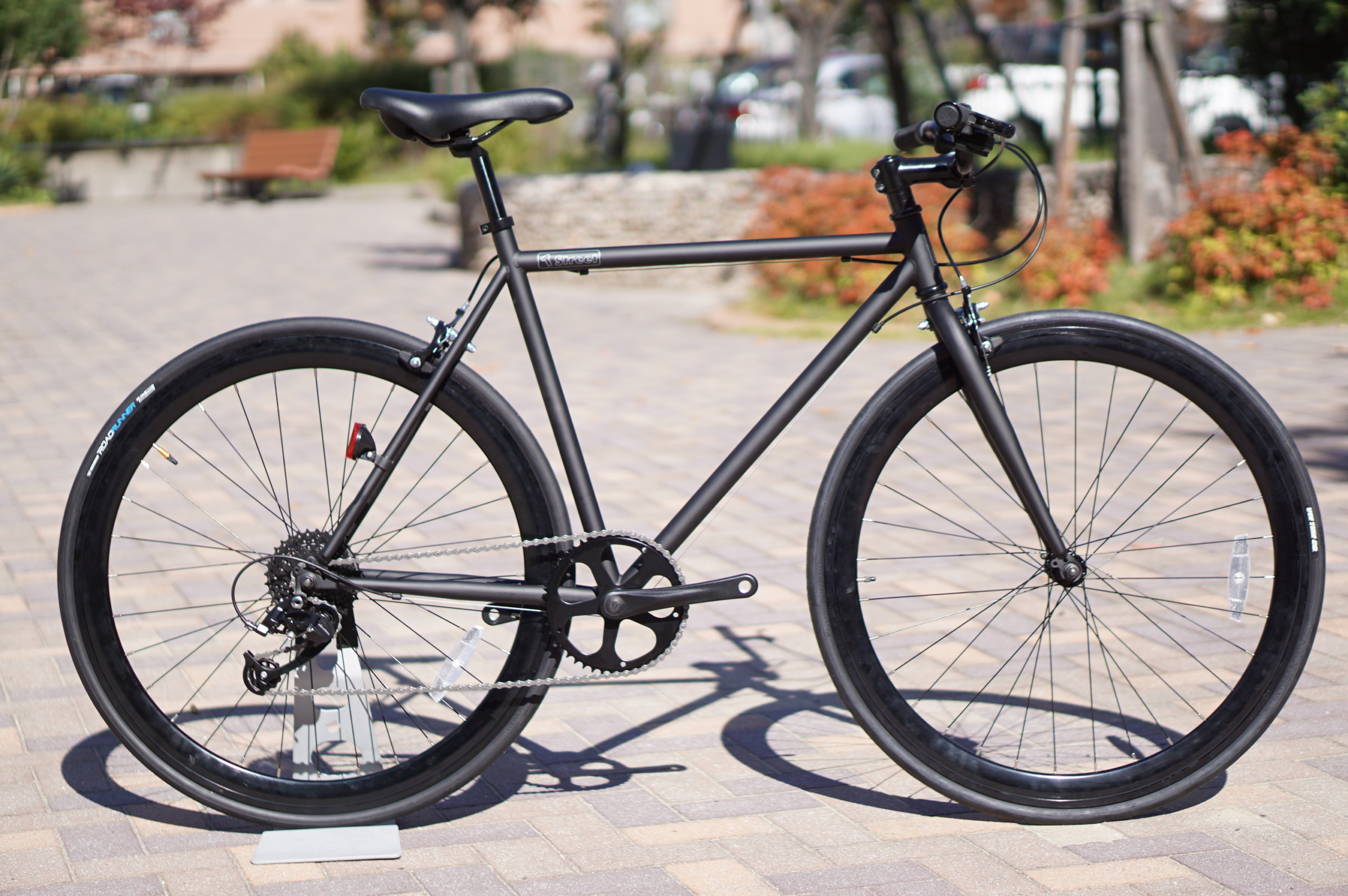 初心者向けのスリムなクロスバイク T Street 親子で乗れるおしゃれでかっこいい自転車をお求めなら愛知県名古屋市北区のバズデザインサイクル