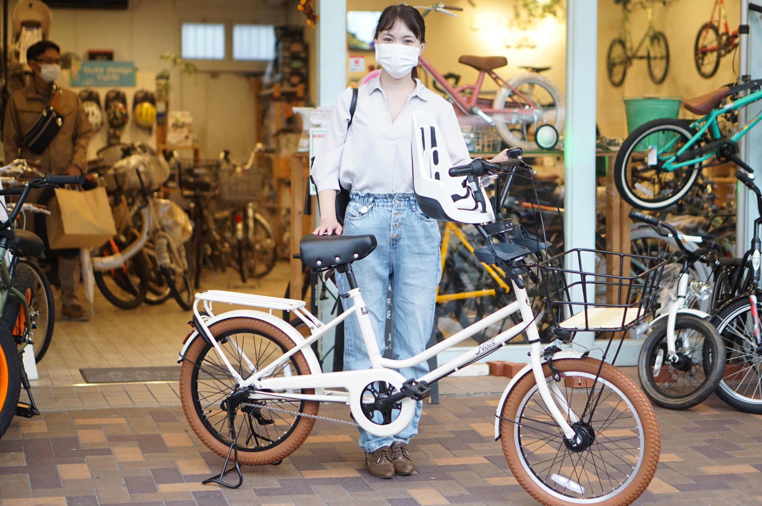 おしゃれな子ども乗せ自転車と素敵なお客様 親子で乗れるおしゃれでかっこいい自転車をお求めなら愛知県名古屋市北区のバズデザインサイクル